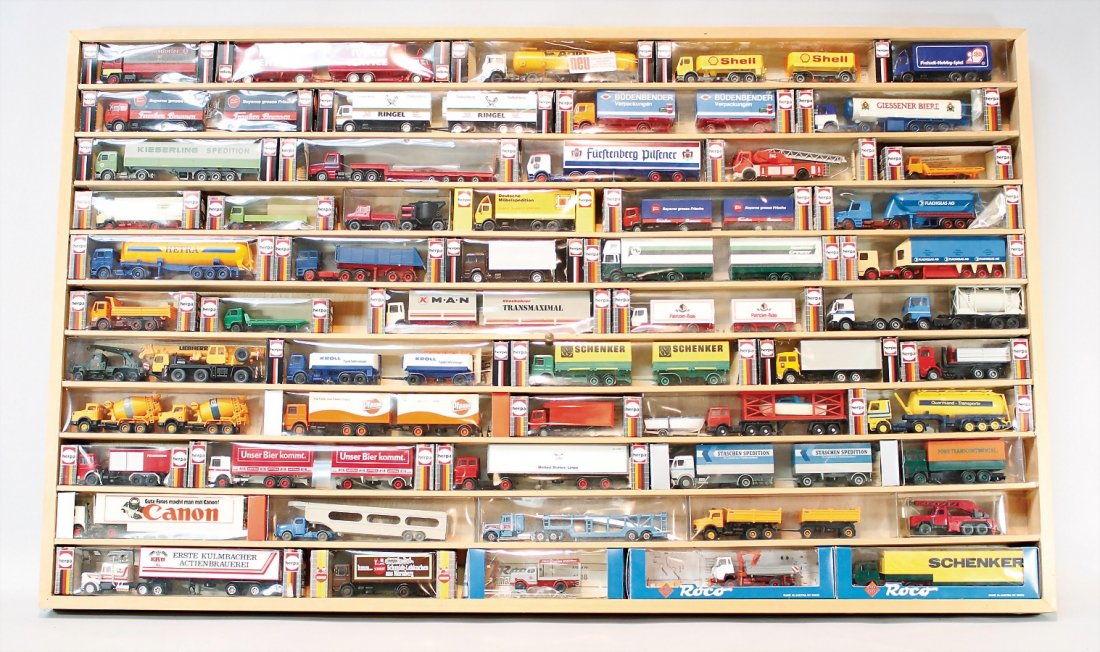 Setzkasten, mit ca. 60 Lkws, zum größten: Setzkasten, mit ca. 60 Lkws, zum größten Teil im Orig.-Kart., Maßstab 1:87, Hersteller wie Roco, Herpa, neuw. Zust. German Description Setzkasten, mit ca. 60 Lkws, zum größ