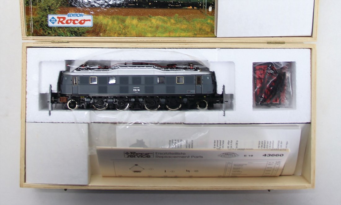 ROCO Museumsedition, H0, "Die Elektrolokomotive: ROCO Museumsedition, H0, "Die Elektrolokomotive E1808, grau, neuwertig, Orig.-Holzschatulle., mit Zubehör German Description ROCO Museumsedition, H0, "Die Elektrolokomotive E1808, grau,