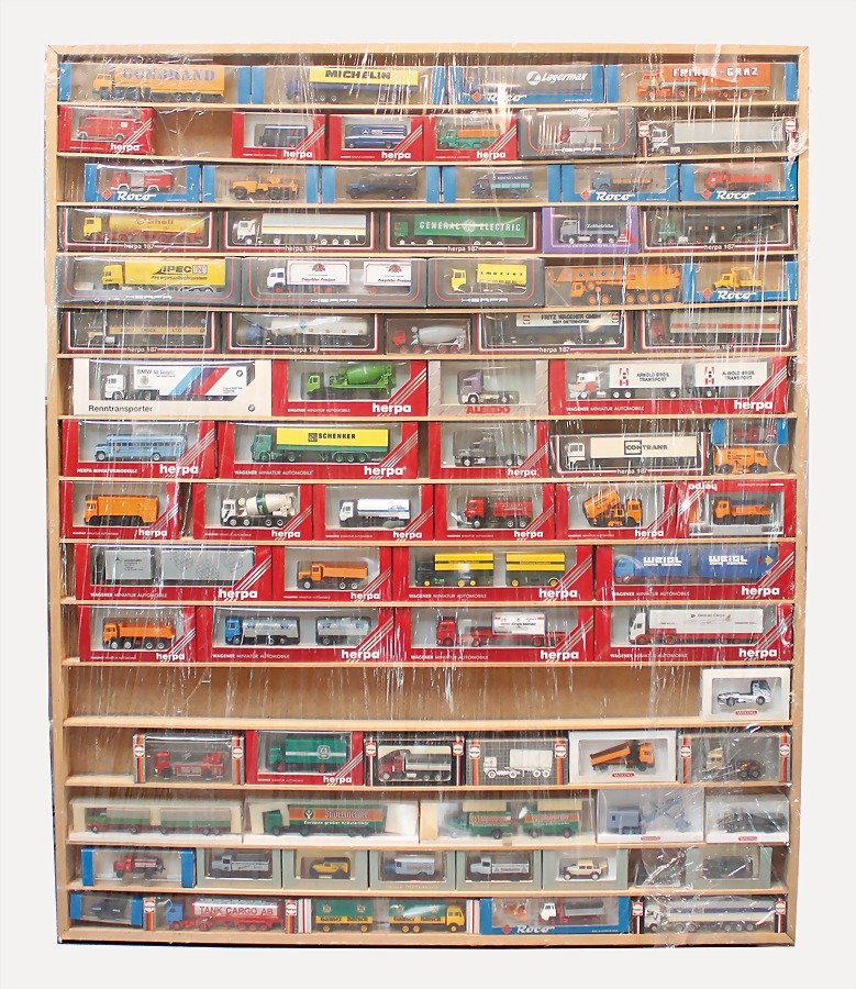 Setzkasten, mit 75 Lkws, im Orig.-Kart., neuw. Zust.,: Setzkasten, mit 75 Lkws, im Orig.-Kart., neuw. Zust., Herpa, Wiking, Roco, Maßstab 1:87 German Description Setzkasten, mit 75 Lkws, im Orig.-Kart., neuw. Zust., Herpa, Wiking, Roco, Maßsta