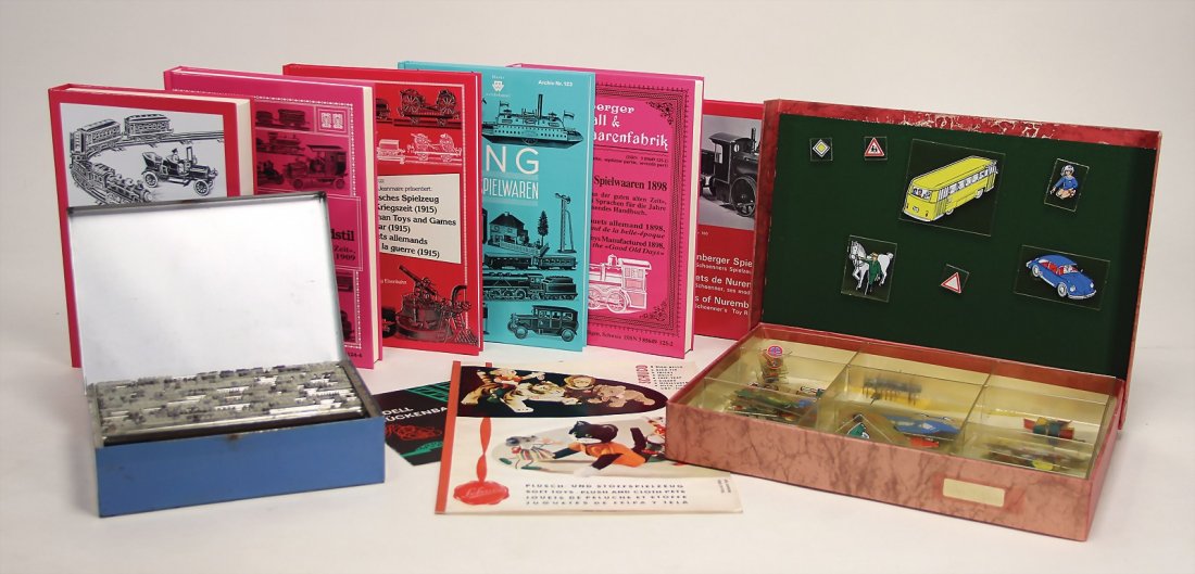 Konv. 6 x Fachliteratur, Nürnberger Spielzeug Bing: Konv. 6 x Fachliteratur, Nürnberger Spielzeug Bing Spielzeug zur Vorkriegszeit, dazu Viktoria Typograph Nr. 335, in Blechkiste, bespielt, 1 Schüler-Arbeitskasten/Verkehrsspiel, nicht komplet