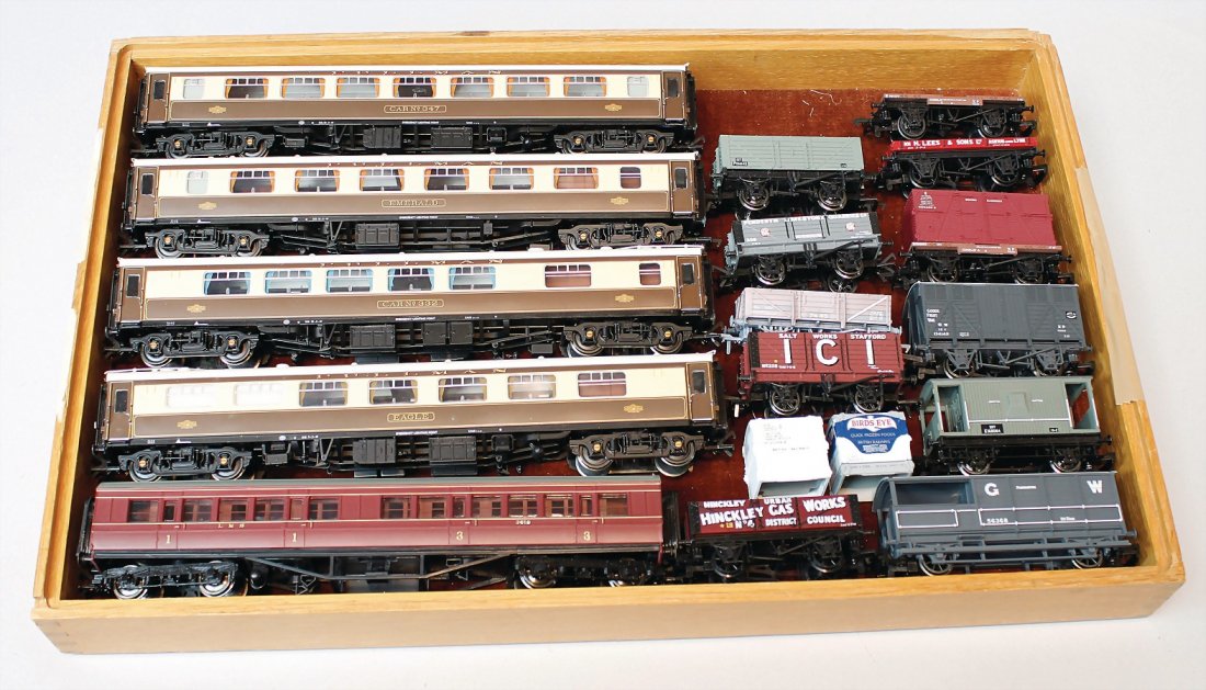 BACHMANN Konv., 11 Güterwagen, 5 Personenwagen,: BACHMANN Konv., 11 Güterwagen, 5 Personenwagen, Spur H0, Made in China German Description BACHMANN Konv., 11 Güterwagen, 5 Personenwagen, Spur H0, Made in China