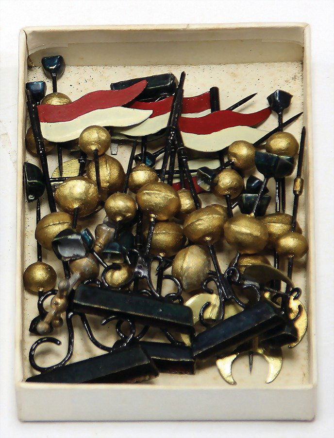 25 Teile Turmspitzen, teilw. mit Fahnen oder Halbmond, (1 of 1)