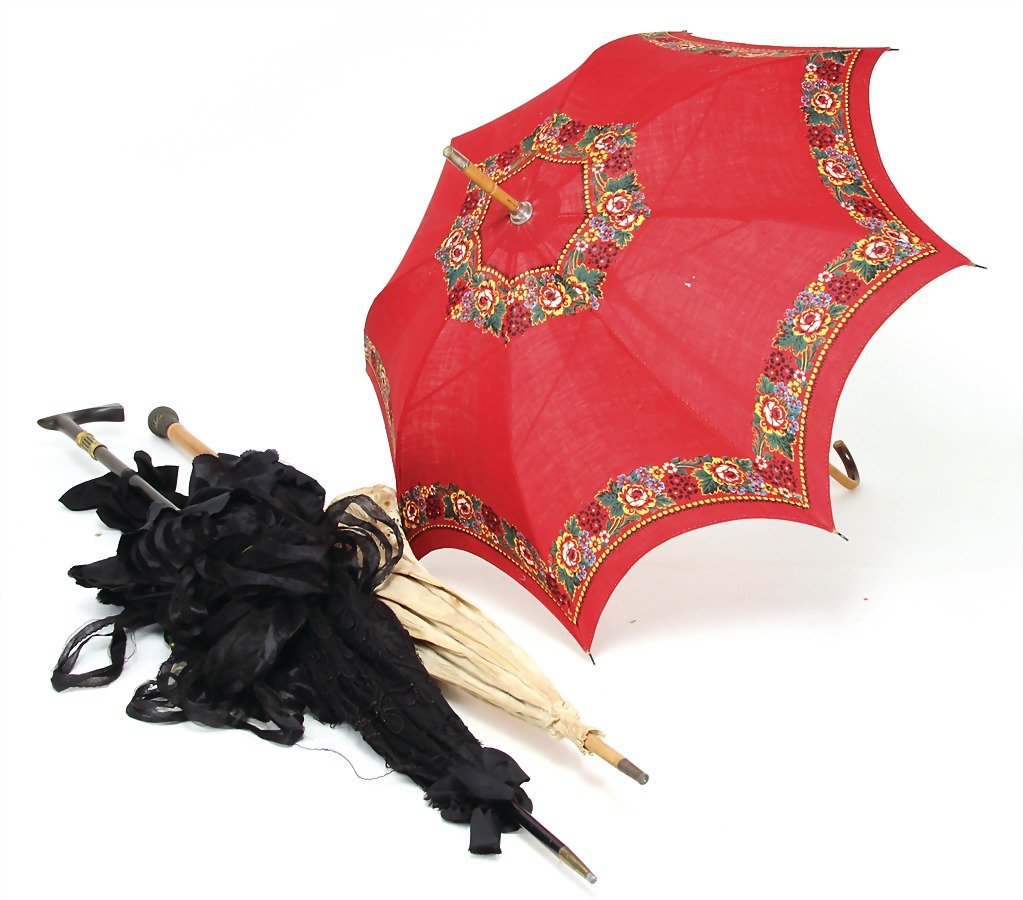 3 Flanierschirme, 1x Baumwollstoff, Holztragegriff, H:: 3 Flanierschirme, 1x Baumwollstoff, Holztragegriff, H: 60 cm, 1x weißer Baumwollstoff, teilw. mit Spitze, H: 96 cm, 1x schwarze Seide und Spitze, Holztragegriff, H: 97 cm, untersch. Zust. German