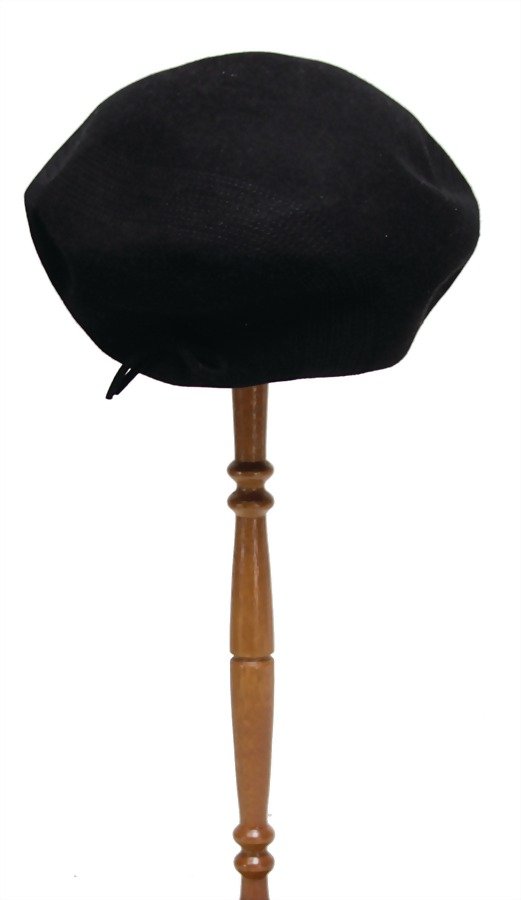 Damenhut, schwarz, franz. Stil, mit kl. Schleife an der: Damenhut, schwarz, franz. Stil, mit kl. Schleife an der Seite, Durchm.: ca. 18 cm, H: ca. 11 cm, guter Zust. German Description Damenhut, schwarz, franz. Stil, mit kl. Schleife an der Seite, Durchm.: 