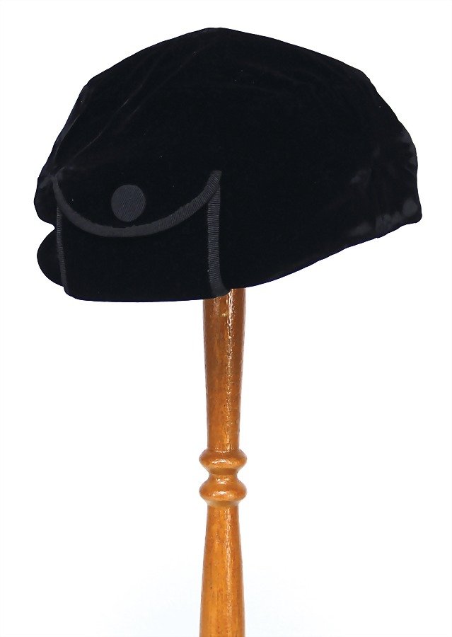 CHRISTIAN DIOR LICENCE CHAPEAUX Damenhut, schwarzer: CHRISTIAN DIOR LICENCE CHAPEAUX Damenhut, schwarzer Samt, seitl. aufgenähte kl. Taschen, Durchm.: 17 cm, guter Zust. German Description CHRISTIAN DIOR LICENCE CHAPEAUX Damenhut, schwarzer Samt, s