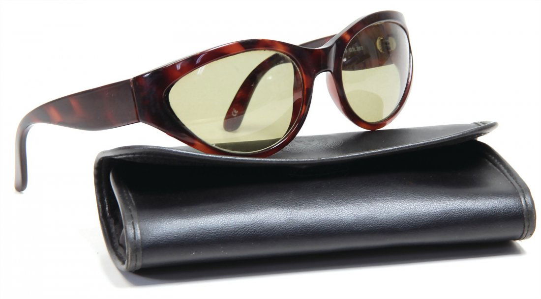 VERSACE Sonnenbrille, braunes Gestell, grüne: VERSACE Sonnenbrille, braunes Gestell, grüne Gläser, goldfarbenes Versace Logo auf einer der Außenseiten, H: 4,5 cm, B: 14,5 cm T: 13,5 cm, mit Orig.-Etui, altersbed. Abnutzungsstellen