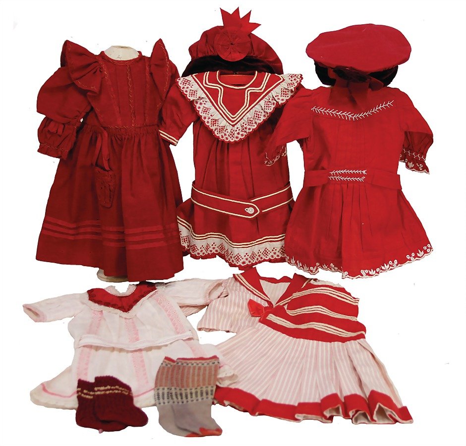 mixed lot of old clothes, mostly red fabrics, 1x (1 of 1)