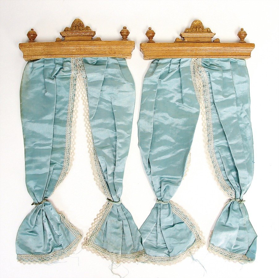 2 pieces curtain transom, with silk curtains,: 2 pieces curtain transom, with silk curtains, Wilhelmine era, width: 16 cm, lenght of the curtain without wood: 29 cm, nice original condition, for a stately Wilhelmine era-room German Description 2 T