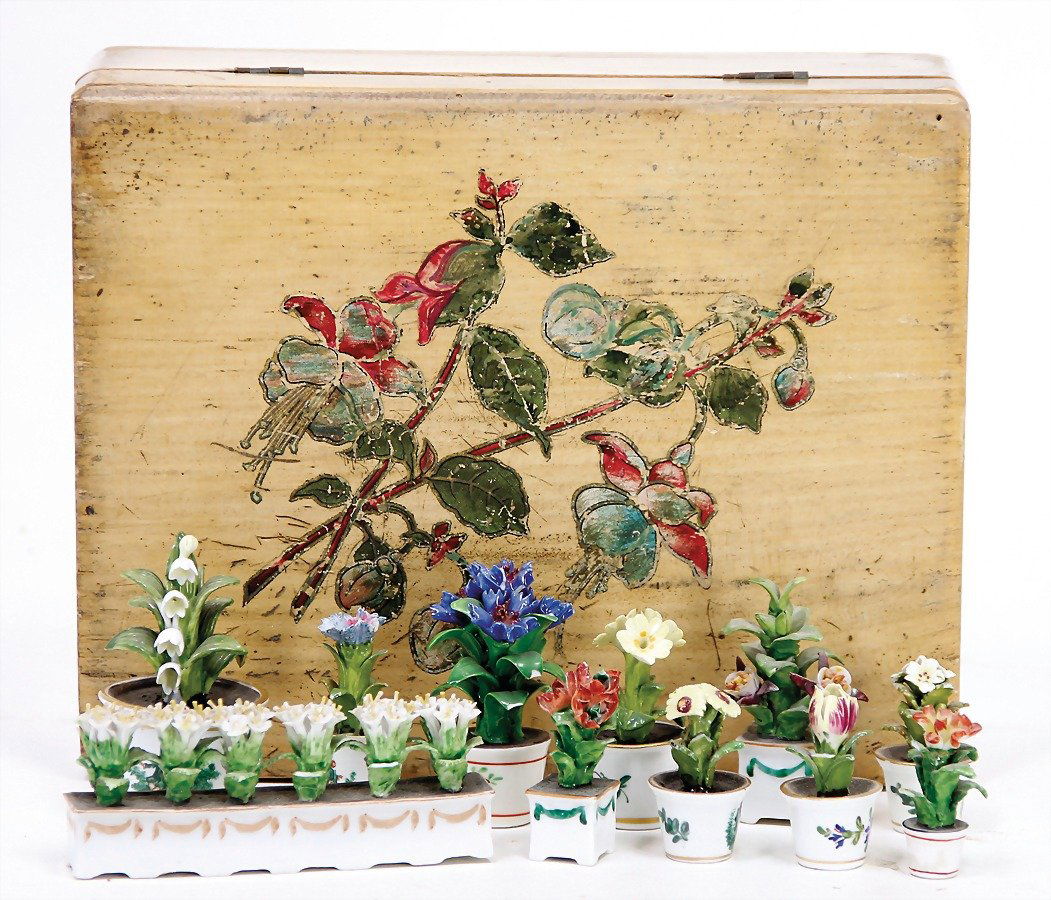 10 pieces made of porcelain, flowers, 4.5 - 7 cm,: 10 pieces made of porcelain, flowers, 4.5 - 7 cm, partially patches with flaws German Description 10 Teile Porzellan, Blumen, 4,5 – 7 cm, teilw. Fehlstellen
