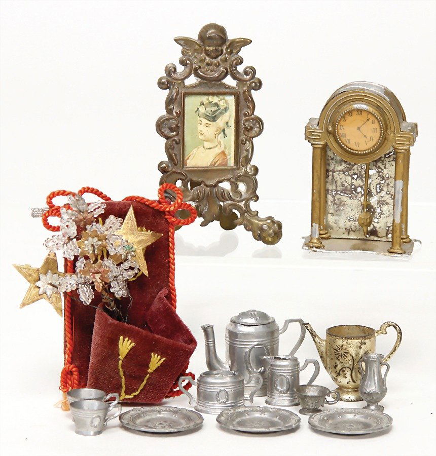 mixed lot of  dollhouse decoration pieces, tin-& (1 of 1)