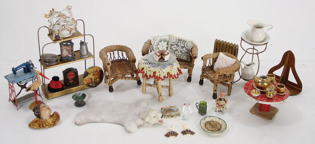 mixed lot of  dollhouse decoration pieces, small wicker (1 of 1)
