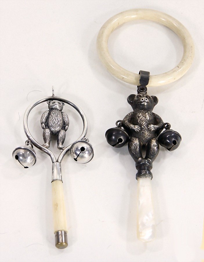 2 pieces rattles, bear Birmingham C+Norris 1923, nacre: 2 pieces rattles, bear Birmingham C+Norris 1923, nacre handle, ivory ring, small bear in circle, handle is made of ivory, 10 cm and 16 cm German Description 2 Teile Kinderrasseln, Bär Birmingham 