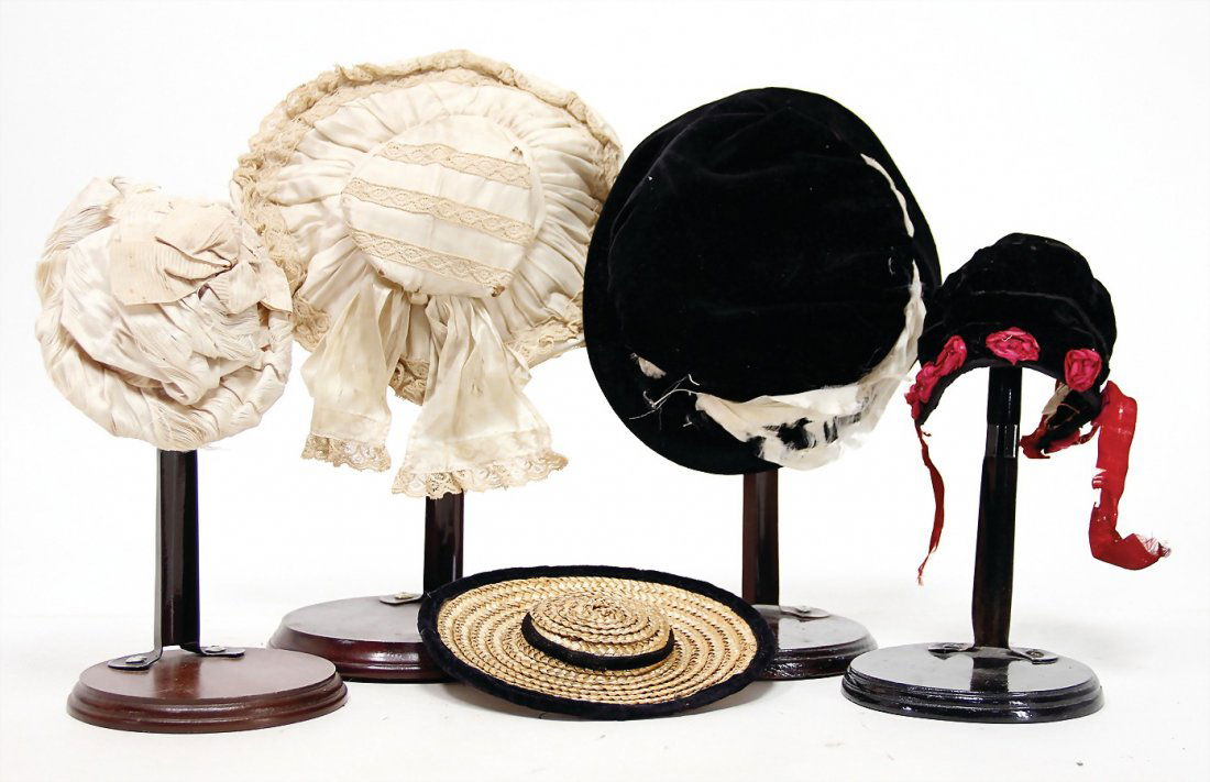 5 pieces doll hats, 1890 - 1900, inside diameter 7 cm -: 5 pieces doll hats, 1890 - 1900, inside diameter 7 cm - 11 cm, cotton, silk, raffia, velvet German Description 5 Teile Puppenhüte, 1890 - 1900, Innendurchm. 7 cm - 11 cm, Baumwolle, Seide, Bast,