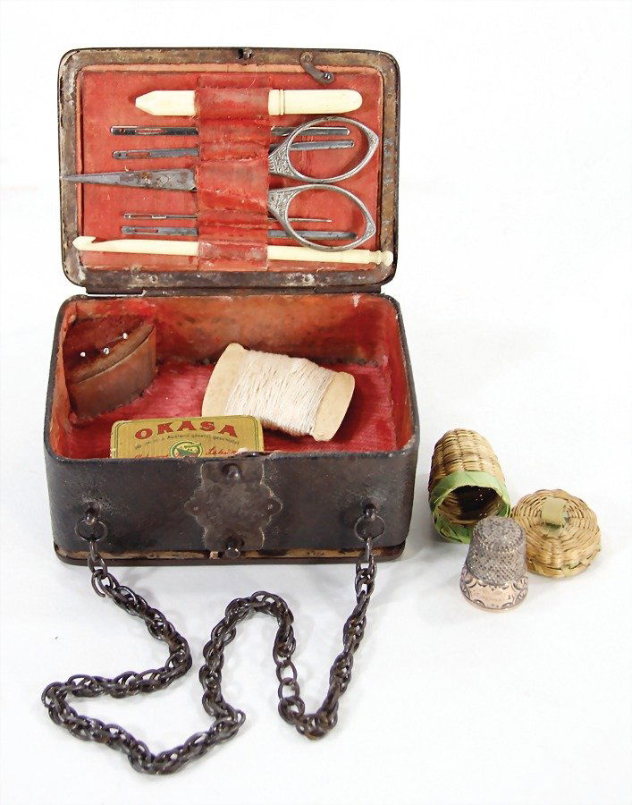 bag for doll, 10 cm wide, sewing kit in front, purse in (1 of 3)