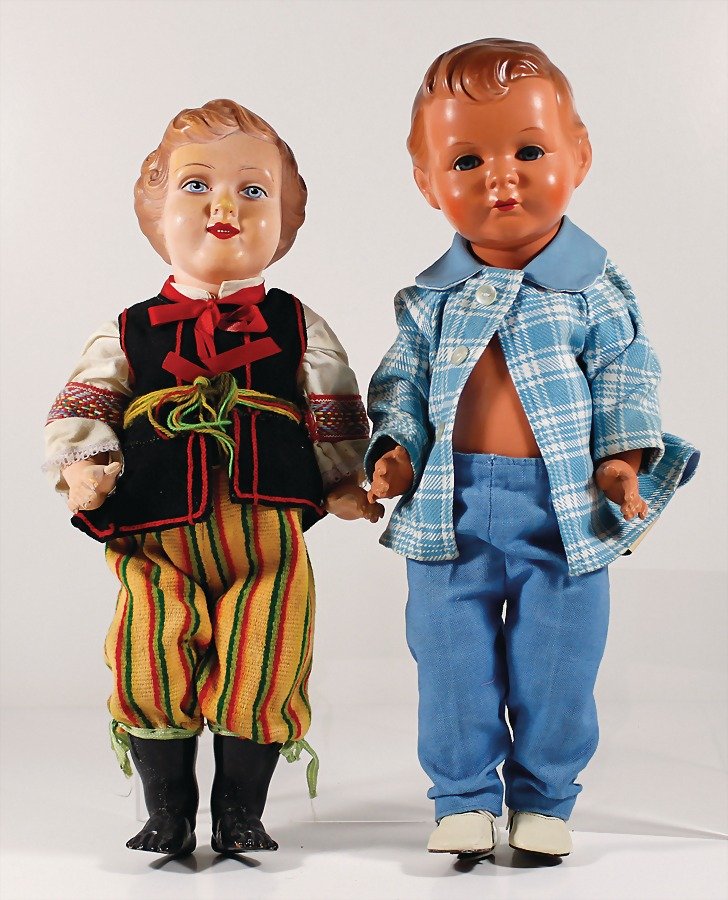 2 Celluloid-Puppen, Bruno Schmidt, gem. 45, blaue fest: 2 Celluloid-Puppen, Bruno Schmidt, gem. 45, blaue fest eingesetzte Glasaugen, geschl. Mund, braun modellierte Frisur, 1x ungem., gemalte Augen, modellierte Frisur, Gesicht etwas angeschmutzt, Untersch