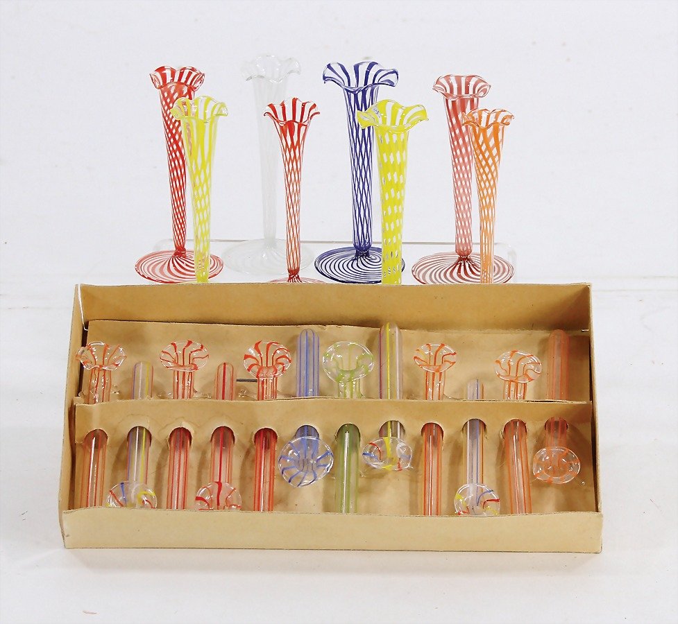 schönes Konv. Glasvasen für 1 Blüte, H:: schönes Konv. Glasvasen für 1 Blüte, H: 9 cm, dazu Karton gefüllt mit liegenden Glasvasen, für Tischdeko, für 1 Blüte German Description schönes Konv. Glasvasen
