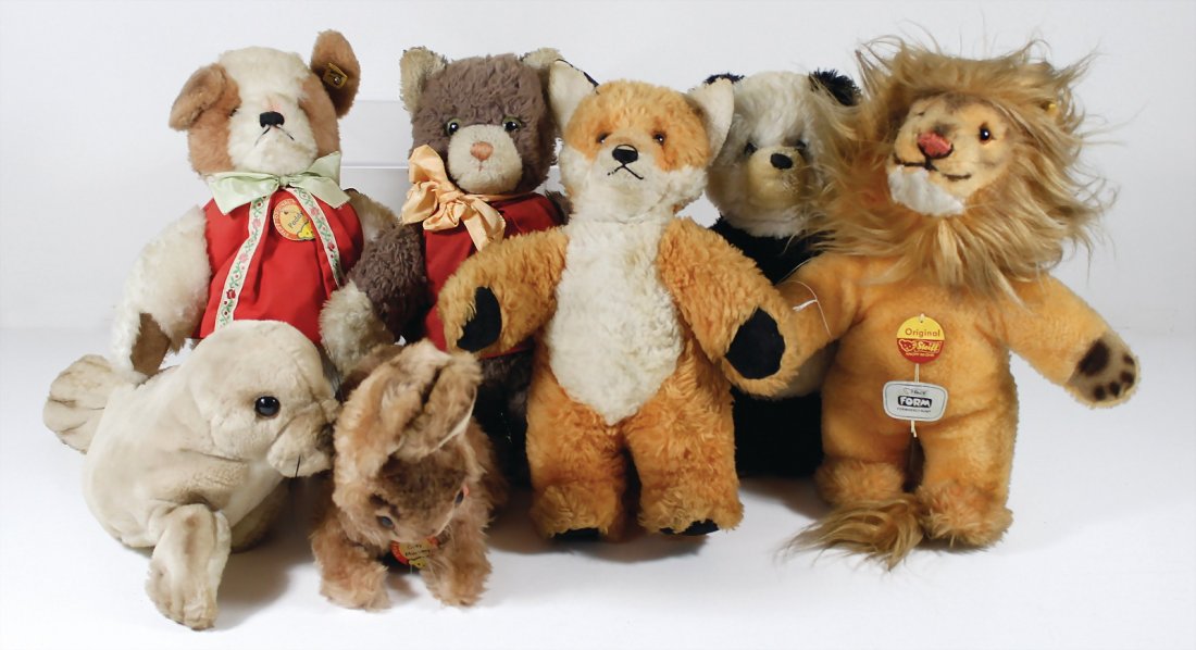 Händlerkiste meist STEIFF-Tiere, weich gestopft,: Händlerkiste meist STEIFF-Tiere, weich gestopft, bespielt, einige noch mit Knopf, Schild u. Fahne, u.a. Paddy, Nr. 6250/30, u.a., bitte besichtigen (nicht alle Teile fotografiert) German Descript
