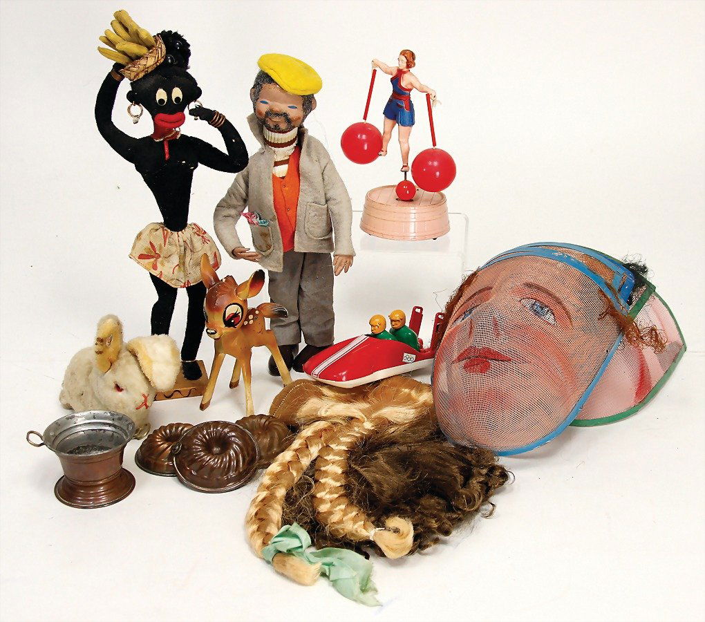 Fundkiste, mit einigen Puppenperücken, Kunsthaar, (1 of 1)