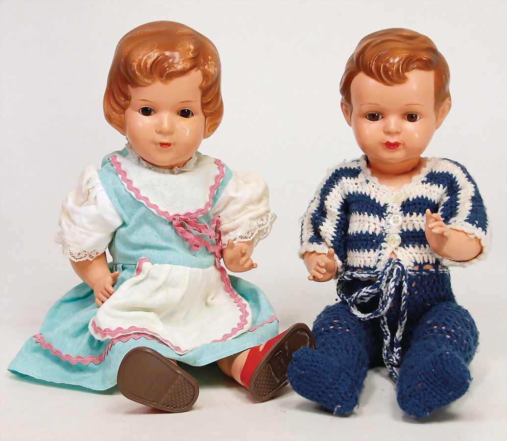 BRUNO SCHMIDT Puppen-Paar, gem. 40 u. 38, braune fest: BRUNO SCHMIDT Puppen-Paar, gem. 40 u. 38, braune fest eingesetzte Glasaugen, modellierte Frisur, etwas Farbabrieb an den Haaren, Celluloidkörper, bewegl. Arme u. Beine German Description BRUNO SC