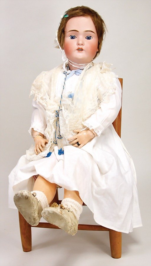 BRUNO SCHMIDT Biskuit-Porzellankopf-Puppe, 75 cm, blaue: BRUNO SCHMIDT Biskuit-Porzellankopf-Puppe, 75 cm, blaue Schlafaugen, off. Mund, oben Zähne, Kinngrübchen, durchst. Ohren, Gliederkörper, Echthaarperücke German Description BRUNO SC