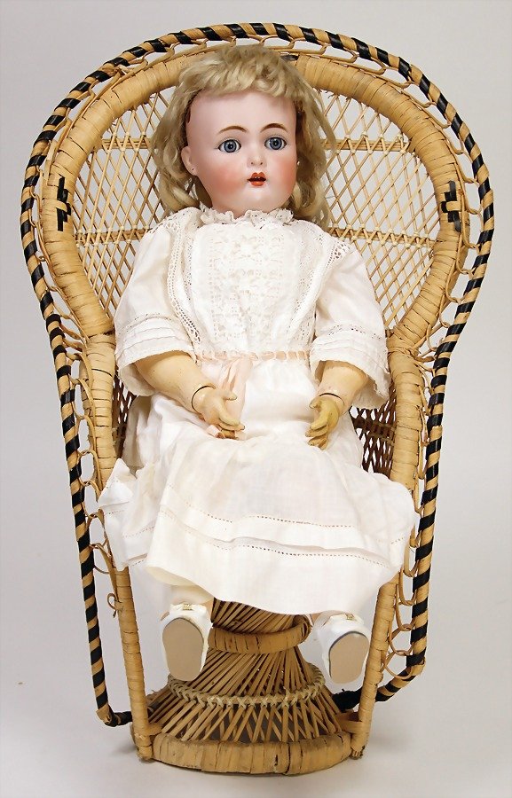 SIMON & HALBIG Kämmer & Reinhardt, 48 cm,: SIMON & HALBIG Kämmer & Reinhardt, 48 cm, Kurbelkopf, blaue Schlafaugen, liegen lose bei, off. Mund, oben Zähne, 1 Zahn fehlt, Gliederkörper, alte Kleidung, alte Mohairperü