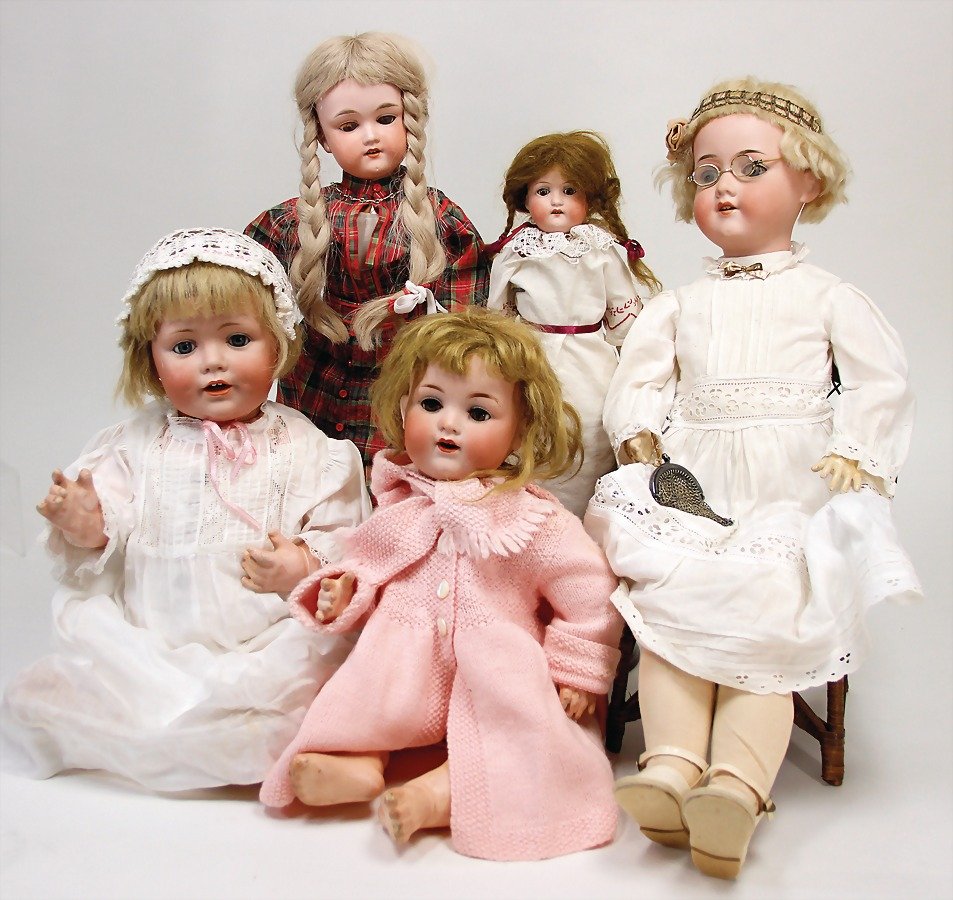 Konv. Puppen, Kindergesicht-Puppe, gem. Germany C., 52: Konv. Puppen, Kindergesicht-Puppe, gem. Germany C., 52 cm, blaue Schlafaugen, off. Mund, oben Zähne, Kinngrübchen, bespielter Gliederkörper, AM 390, 67 cm, Mohairperücke, blaue Sch