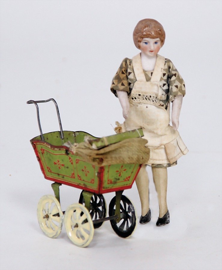 Puppenstuben-Puppe, Haushälterin, 12,5 cm,: Puppenstuben-Puppe, Haushälterin, 12,5 cm, Biskuitbrustblatt-Kopf, -Arme u. -Beine, Stoffkörper, schöne Orig.-Kleidung, dazu kl. Kinderwagen, Blech lithogr. German Description Puppenstu