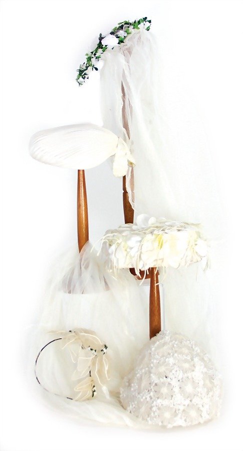 Brautschmuck, 30er Jahre, 1x Haarreif mit Stoffblumen,: Brautschmuck, 30er Jahre, 1x Haarreif mit Stoffblumen, dazu 3 Hüte, dazu 1 Brautschleier, ca. 50er Jahre, mit Blumenkranz, ausgefallen gearbeitet, bitte besichtigen German Description Brautschmuc