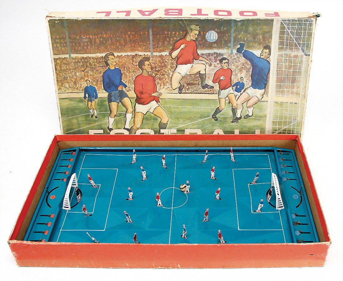 Tischfußball-Spiel, Blech, wohl 50er - 60er: Tischfußball-Spiel, Blech, wohl 50er - 60er Jahre, im Orig.-Kart., 56 cm x 31 cm German Description Tischfußball-Spiel, Blech, wohl 50er - 60er Jahre, im Orig.-Kart., 56 cm x 31 cm