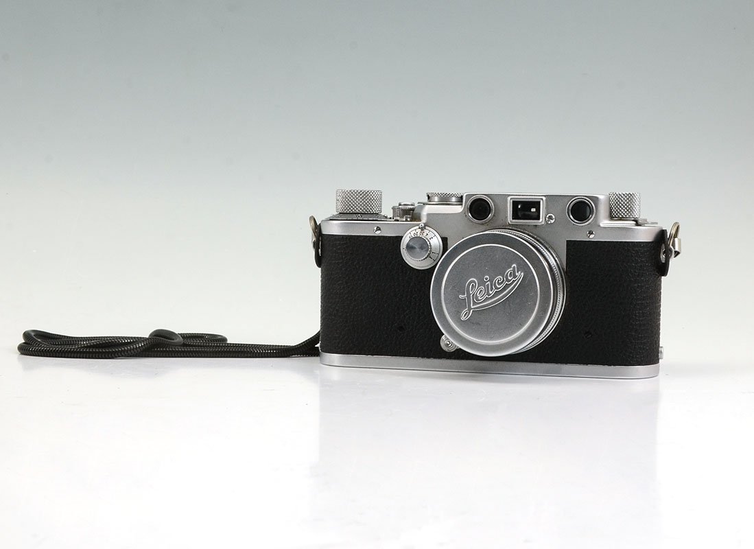 1951 LEICA IIIf CAMERA WITH f5 LENS: 1951 LEICA IIIf CAMERA WITH f5 LENS: Serial number 566880, Ernst Leitz Wexlar faux sharkskin case, Summitar f=5cm 1:2 lens, leather outer case.