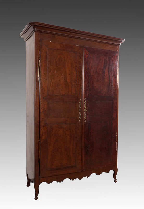 19TH CENTURY CONTINENTAL MAHOGANY ARMOIRE: 19TH CENTURY CONTINENTAL MAHOGANY ARMOIRE: Stepped cornice with rounded corners, 2 plain blind doors, shaped skirt and delicate shaped legs, brass hinges and escutcheon. Interior with 3 shelves and 3 