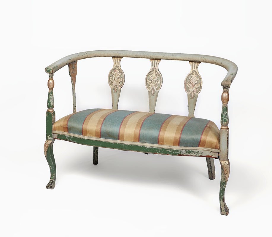 PAINT DECORATED SETTEE: PAINT DECORATED SETTEE: Early 20th century, shaped top rail, carved back splats with foliate medallions, turned supports. Carved and shaped front legs, flaking grey over green and red paint, striped u