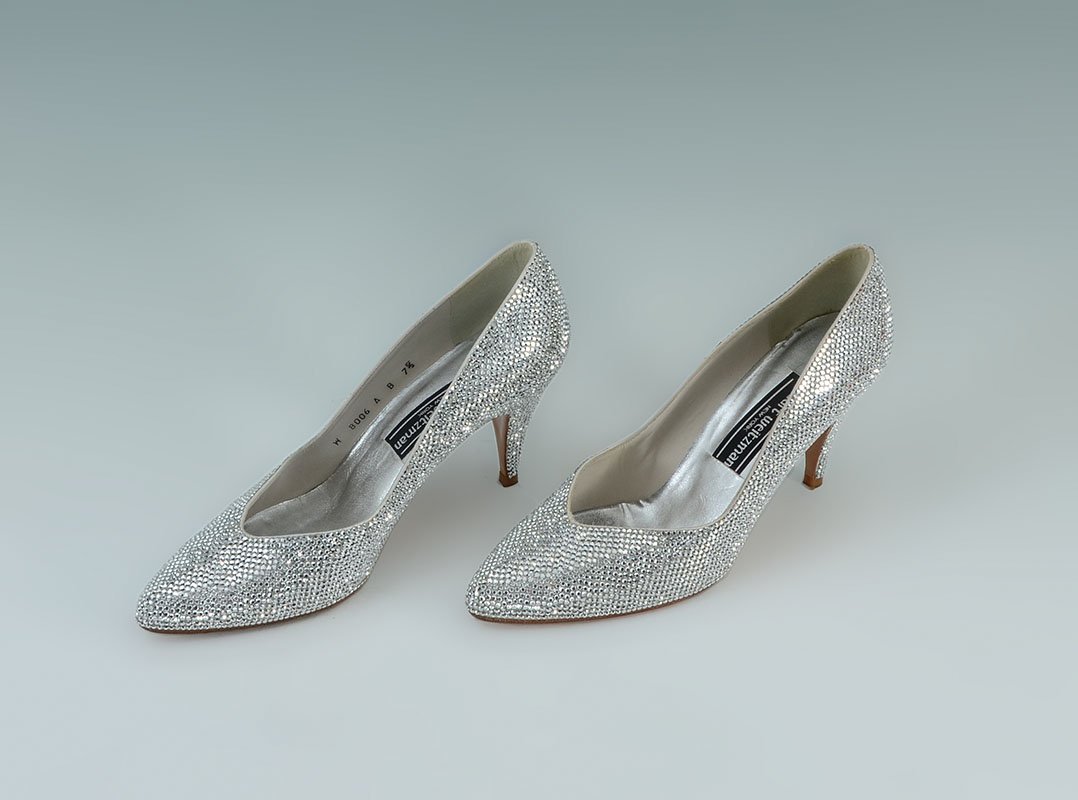 STUART WEITZMAN PAVE PUMP/SHOE: STUART WEITZMAN PAVE PUMP/SHOE: 3" show stopping, pointed-toe pumps, gleaming with hand-placed Swarovski crystals, are sure to impress. Leather sole. Size 7 1/2B. Missing 8-10 crystals on outside of r