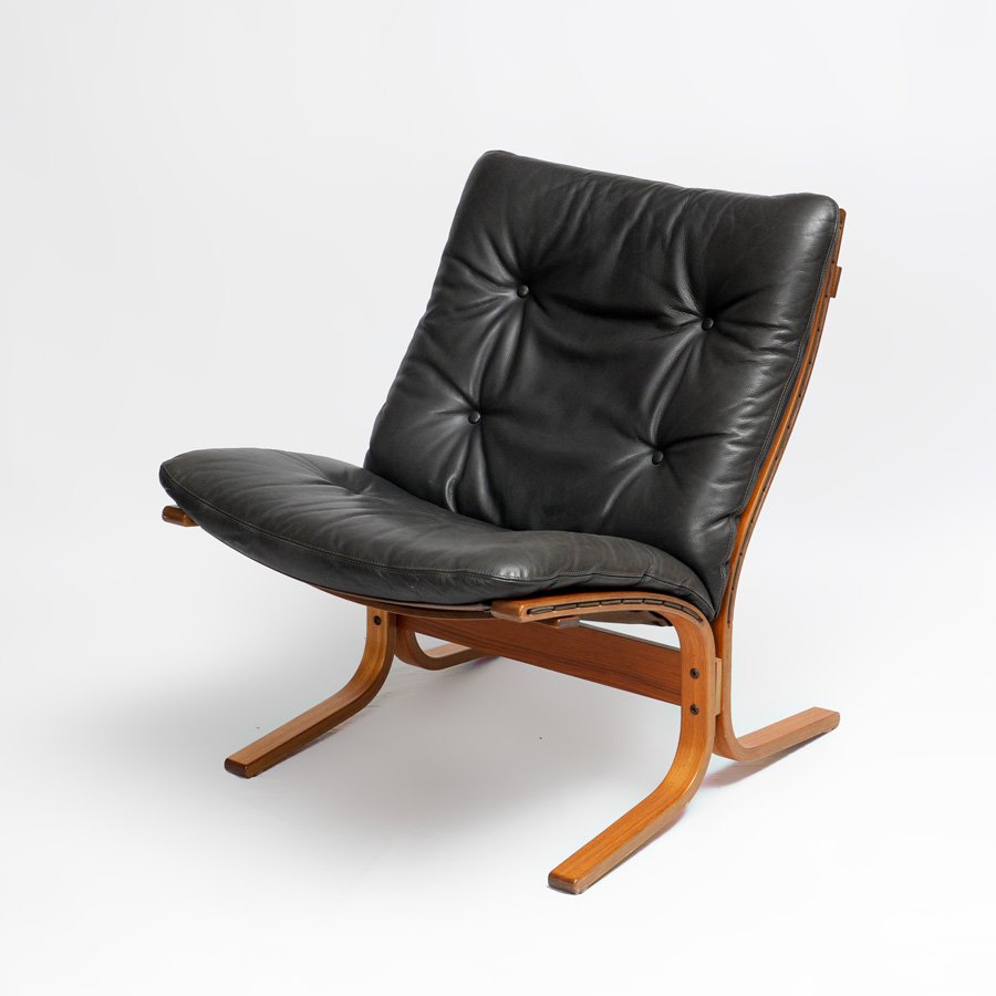 INGMAR RELLING FOR WESTNOFA LEATHER SIESTA CHAIR: INGMAR RELLING FOR WESTNOFA LEATHER SIESTA CHAIR: Tufted black leather upholstery, bent wood frame, overall measures 31 3/4'' h. x 26'' x 33''.