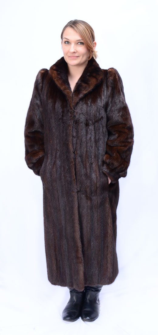FULL LENGTH MAHOGANY MINK COAT: FULL LENGTH MAHOGANY MINK COAT: Gorgeous full length coat with beautiful paisley stain lining has 3 hook and eye closures plus one at the collar/neckline. Cuffed sleeves and 2 front slit pockets. Has