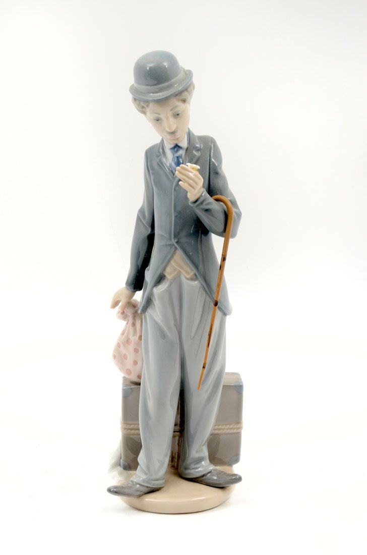 LLADRO CHARLIE CHAPLIN THE TRAMP 5233 FIGURINE: LLADRO CHARLIE CHAPLIN THE TRAMP 5233 FIGURINE: Spanish name "Eterno Poeta", sculptor Juan Huerta, retired 1988, 11" h. Sold with original box 6" h. x 12" x 7 1/2".