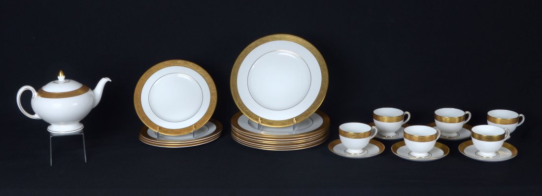 WEDGWOOD CHINA SERVICE IN ASCOT PATTERN: WEDGWOOD CHINA SERVICE IN ASCOT PATTERN: Approx. 24 pieces of Wedgwood China in the Ascot Pattern to include 8 dinner plates (11''), 4 salad plates (8''), 1 teapot (6.5''), 6 teacups and 5 saucers.