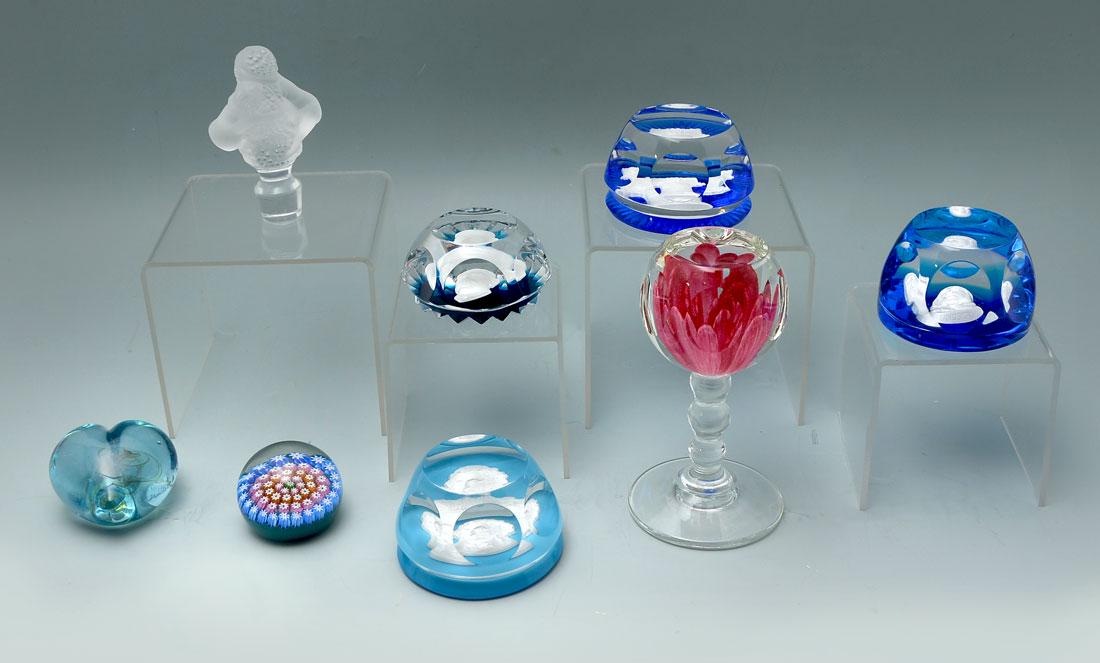 8 PIECE COLLECTION OF CRYSTAL & ART GLASS PAPERWEIGHTS: 8 PIECE COLLECTION OF CRYSTAL & ART GLASS PAPERWEIGHTS: Comprising; 4 Baccarat crystal cameo sulfide paperweights (Charles Lindbergh, Thomas Payne, Woodrow Wilson, & Liberty Bell), 1 footed Baccarat f