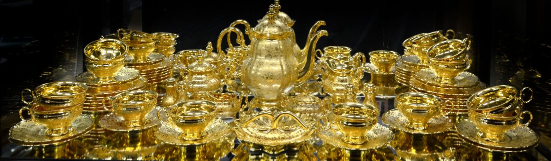 44 PC HUTSCHENREUTHER SELB 22K BAVARIAN TEA SERVICE: 44 PC HUTSCHENREUTHER SELB 22K BAVARIAN TEA SERVICE: Includes - 12 cups & saucers, 12 dessert plates, 1 tea pot, 1 candy/nut bowl, 1 large sugar bowl with lid, 1 large cream pitcher, 1 petite sugar bo