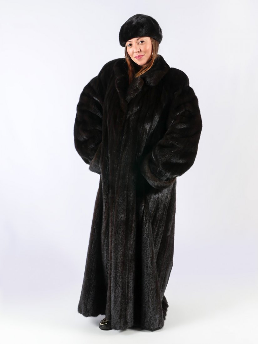 FULL LENGTH MAHOGANY RANCH MINK COAT & HAT: FULL LENGTH MAHOGANY RANCH MINK COAT & HAT: Luxurious full length ranch mink coat with matching hat. Approx size 12-14. Notched collar, turn back cuffs, slash pockets and 3 hook and eye closures. Init