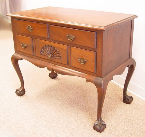 MAHOGANY QUEEN ANNE STYLE LOWBOY CHEST