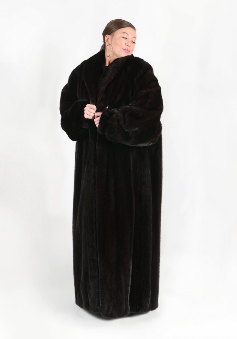 NATURAL DARK RANCH MINK FULL LENGTH BLACKGLAMA: NATURAL DARK RANCH MINK FULL LENGTH BLACKGLAMA: Beautiful natural ranch mink coat approx size 14 with fur appraisal by Lazurus for $8000 dated 1994. Approx measurements: arm length 32.5", back - 19.5"