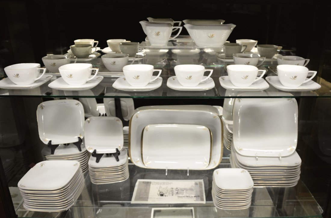 86 PC FUKUGAWA ARITA PATTERN 2156 CHINA SERVICE: 86 PC FUKUGAWA ARITA PATTERN 2156 CHINA SERVICE: Elegant gold trim Arita pattern 2156 consists of12 dinner plates, 24 salad plates, 12 bread plates, 12 dessert plates, 10 cups and 12 saucers, 1 16" pl