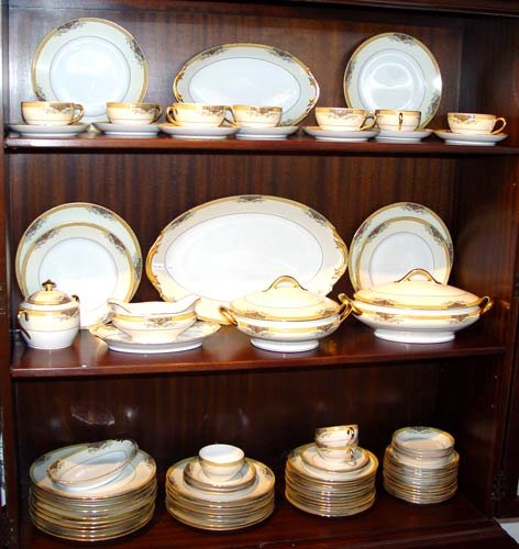 76 pc. FRENCH LIMOGES FINE CHINA SERVICE F. Legra