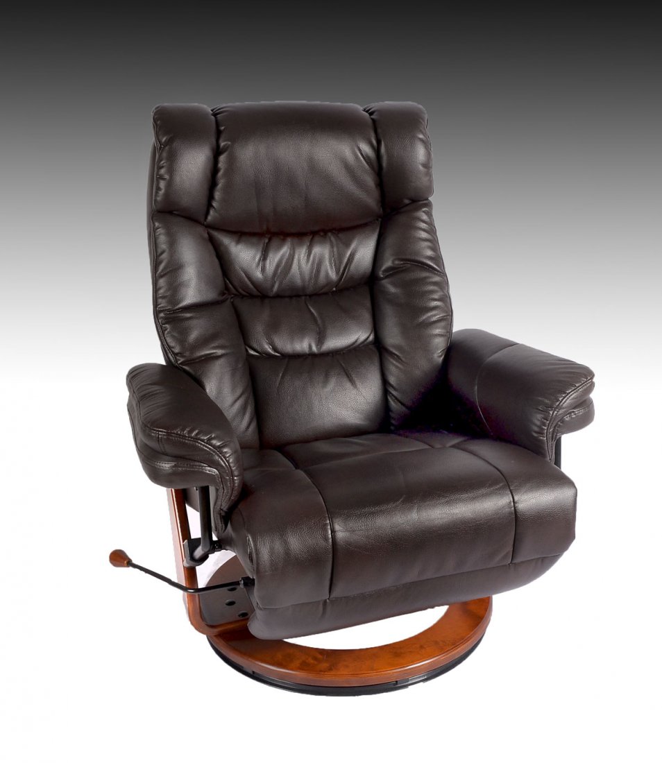BENCHMASTER LEATHER RECLINING CHAIR: BENCHMASTER LEATHER RECLINING CHAIR: A less common Ekornes Benchmaster reclining chair having a self-contained footrest that extend with a lever. Upholstered in a dark chocolate brown leather. Approx.