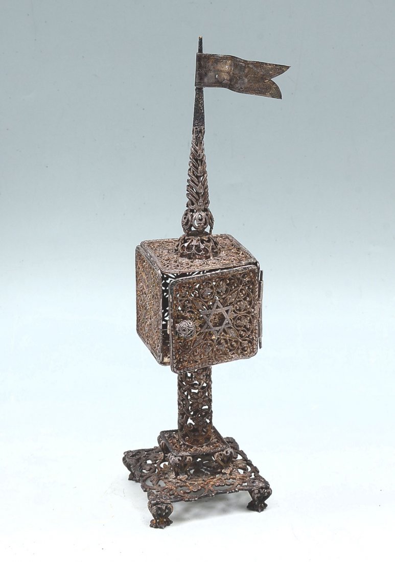 JEWISH SILVER FILIGREE JUDAICA SPICE TOWER: JEWISH SILVER FILIGREE JUDAICA SPICE TOWER: Approx. 5.01 Ounces. Jewish silver filigree Judaica spice tower having a surmounting flag. Overall scrolling foliate design, raised on scrolling feet. Star 
