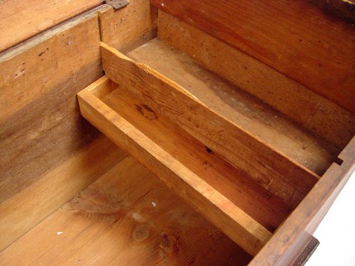 18TH C PAINTED PINE 6 BOARD BLANKET CHEST - 3