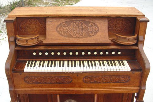 ESTEY VICTORIAN CARVED GOLDEN OAK PUMP ORGAN - 2