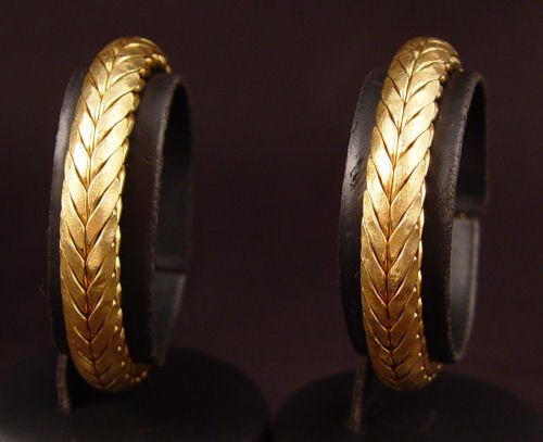 PAIR 18K FOXTAIL LINK BRACELETS WT 58.6 7'' LONG: MATCHED PAIR OF 18K FOXTAIL LINK BRACELETS: Matching pair of 18K yellow gold foxtail link bracelets. Locking closures with figure eight safety clasps. 3/8" wide, 7" long. Weight: 58.6 grams.