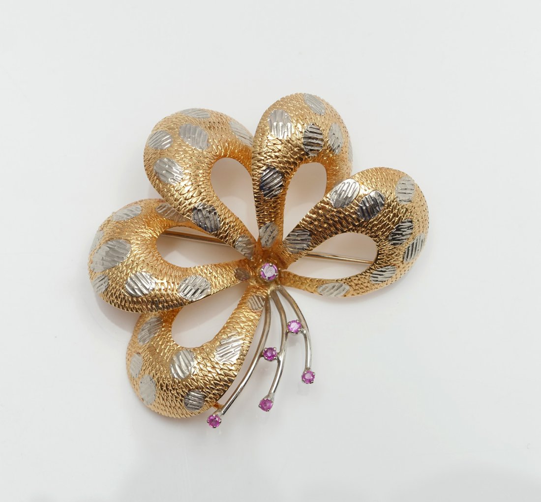 18K ITALIAN RUBY BROOCH: 18K ITALIAN RUBY BROOCH: 18K yellow gold brooch contains 6 round faceted rubies. WEIGHT: .12 Ct. Approx. The rubies are prong set. Bar pin closure. Weight: 8.7 grams. Marked 18K and Italy with a seria
